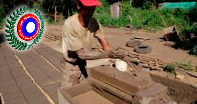 ¿Conocés la historia del ladrillo? Empresa Constructora Resek te la cuenta en una breve nota. 3 Un "olero" haciendo adobes para convertirlo en ladrillos. Esa es forma tradicional de la fabricación del ladrillo.