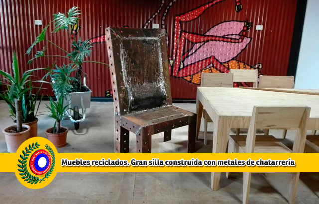 Muebles reciclados. Silla metálica construida con metales recuperados de chatarrería. Objetos de decoración y diseño de interiores. Salón de usos múltiples