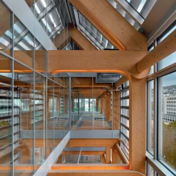 Un edificio con estructura de madera de cinco plantas fue construido sin tornillos, refuerzos metálicos ni adhesivos de ningún tipo