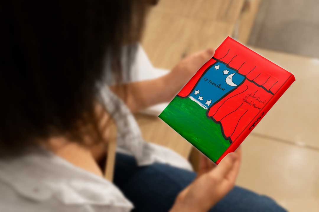El Monstruo, sexto libro de Julio Resek publicado por Constructora Resek Persona sosteniendo el libro El Monstruo, sexta obra del ingeniero Julio Resek, editado digitalmente por la división Arte y Cultura de Constructora Resek.