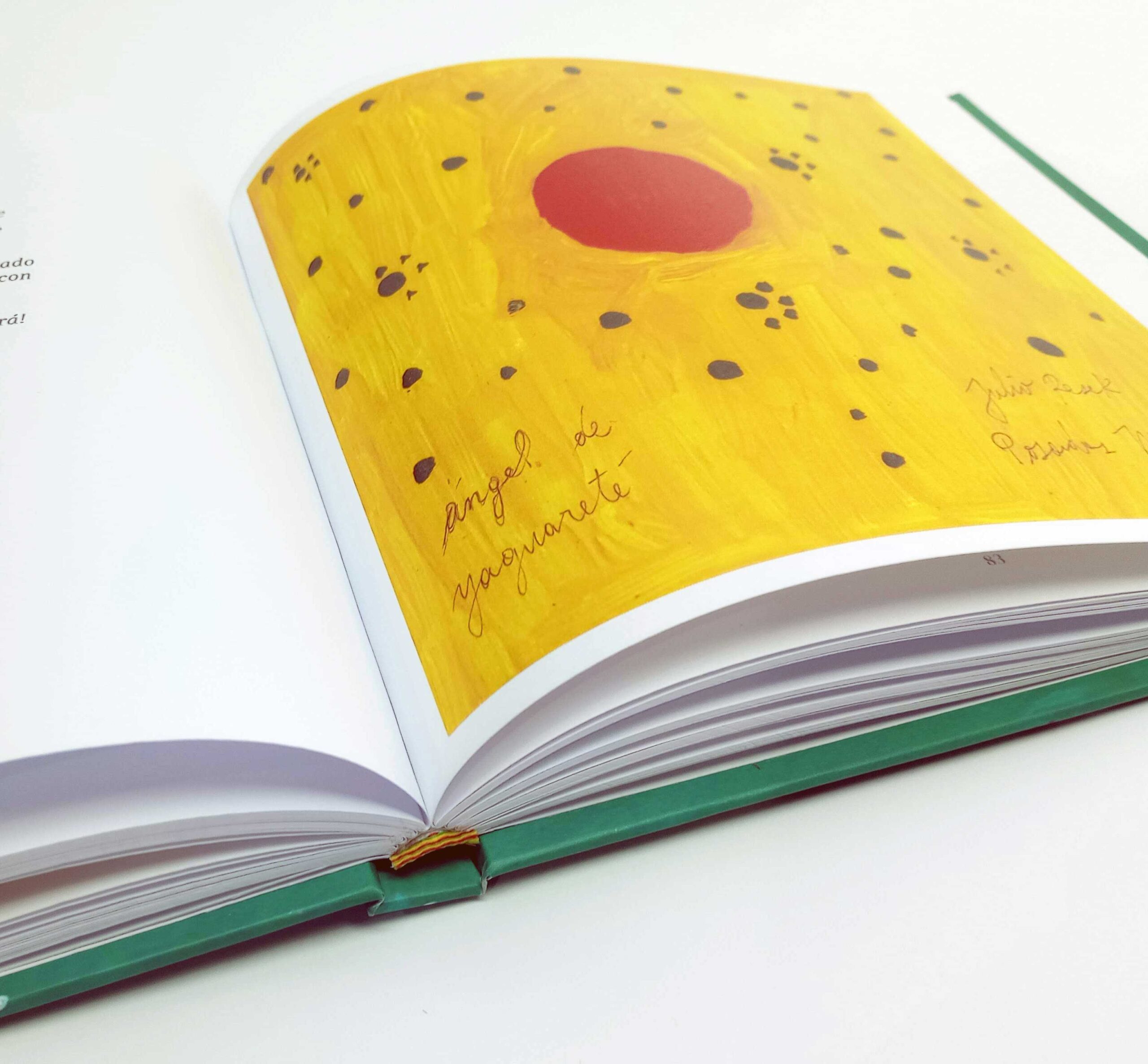 Página del libro El Monte de Julio Resek con ilustración amarilla y sol rojo titulada Ángel de yaguareté