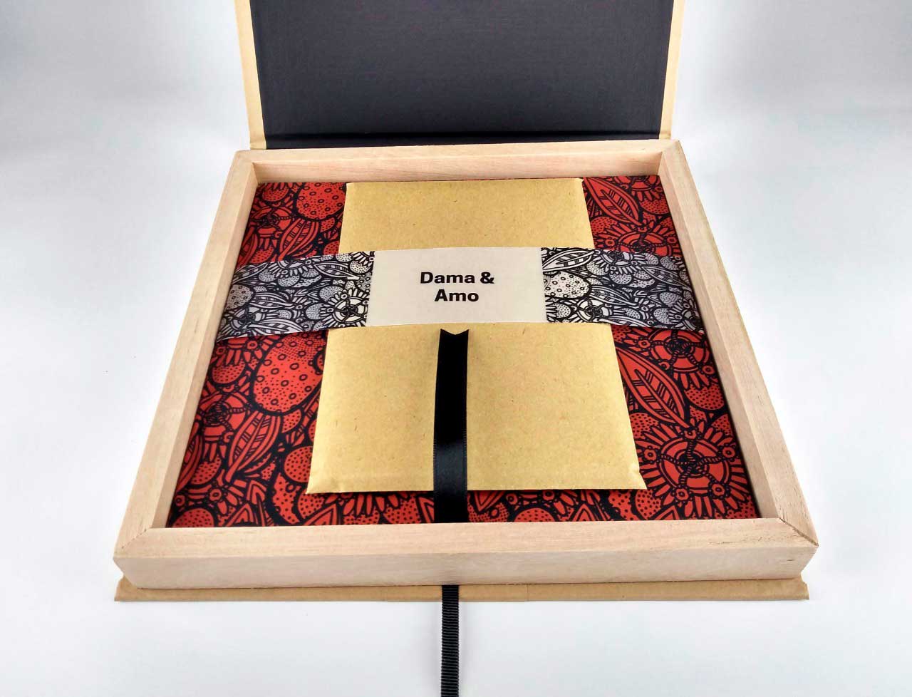 Caja de presentación del libro Dama y Amo primera edición de Julio Resek con diseño artesanal