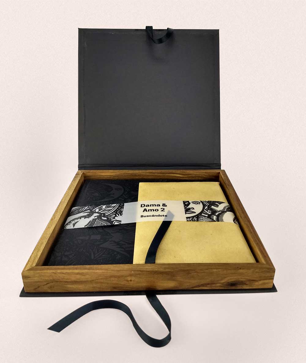 Tapa monotono negro del libro Noches de Julio Resek con ilustración de luna y corazón, en exhibidor