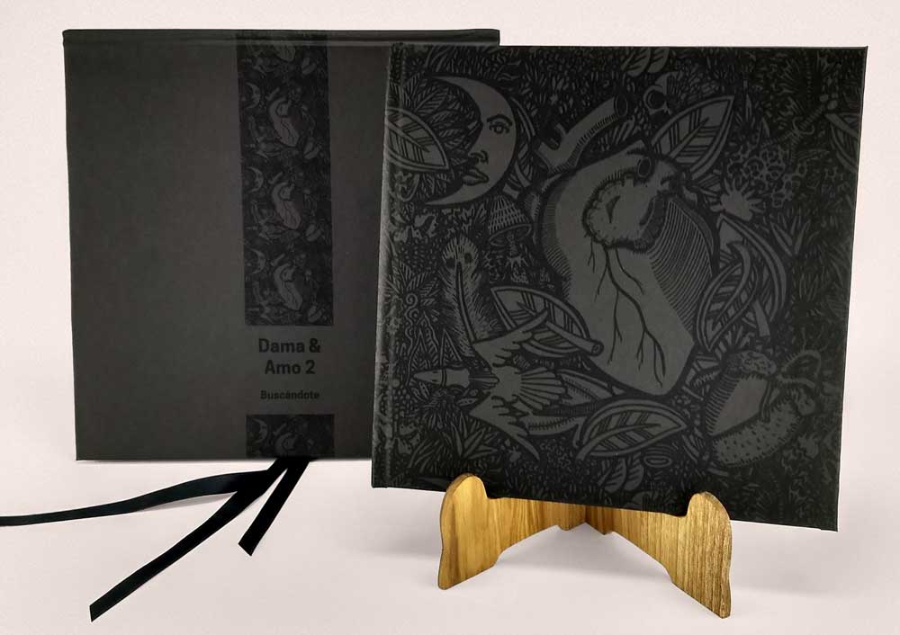 Tapa monotono negro del libro DAMA Y AMO segunda edición de Julio Resek con ilustración de luna y corazón