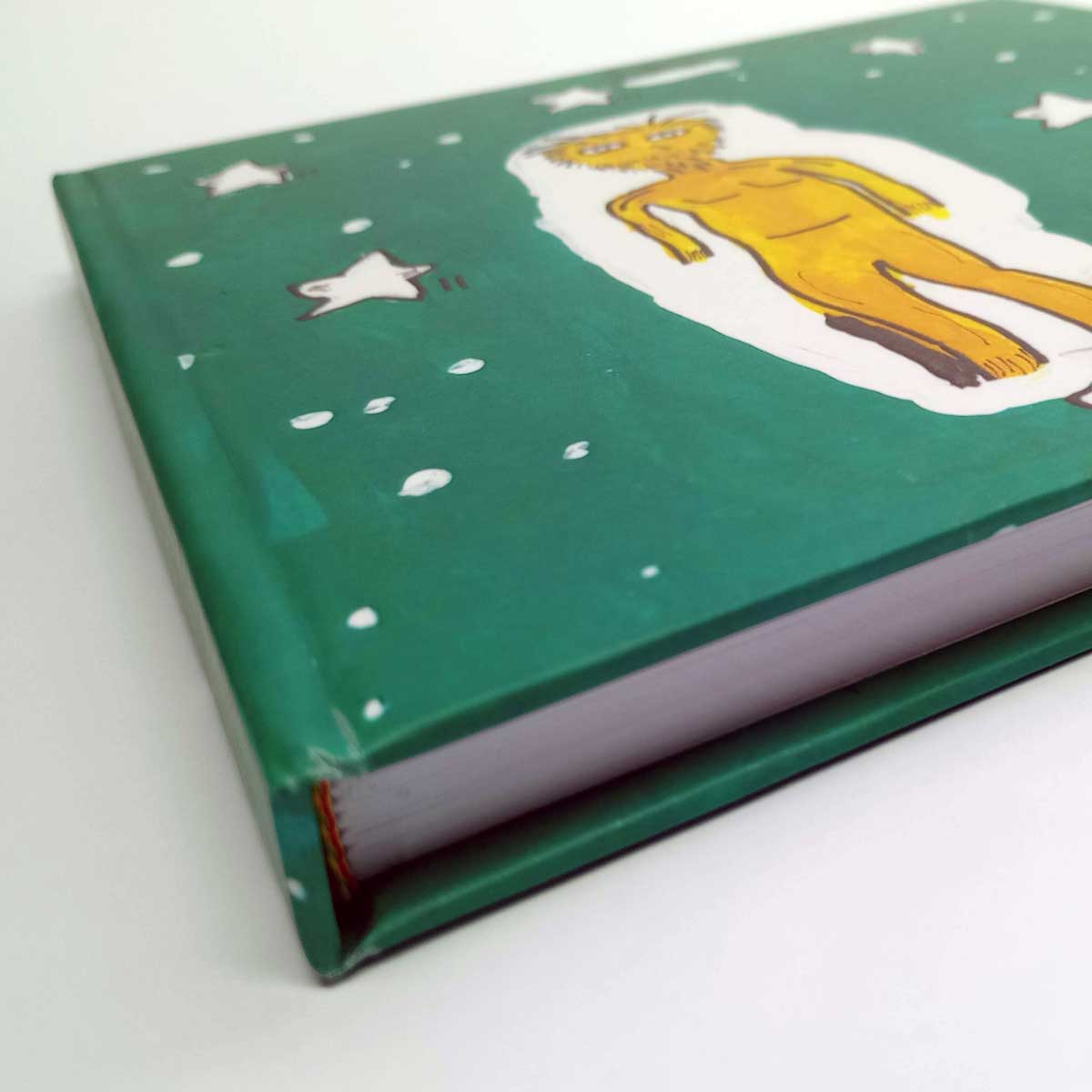 Tapa del libro EL MONTE de Julio Resek con figura dorada y fondo verde estrellado
