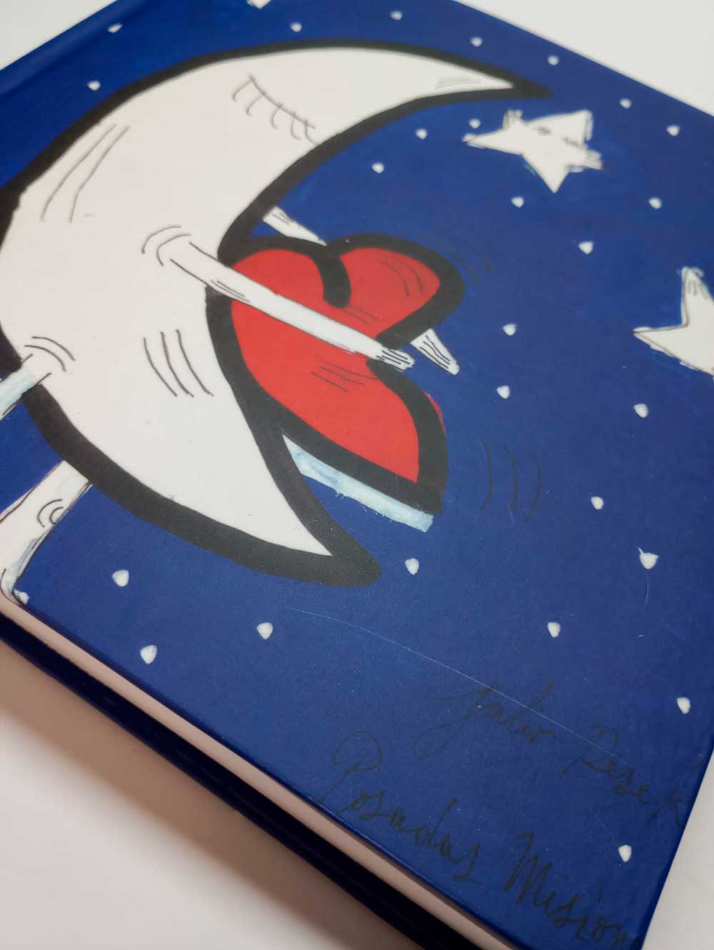 Detalle de la tapa del libro Noches de Julio Resek con ilustración de luna abrazando un corazón rojo