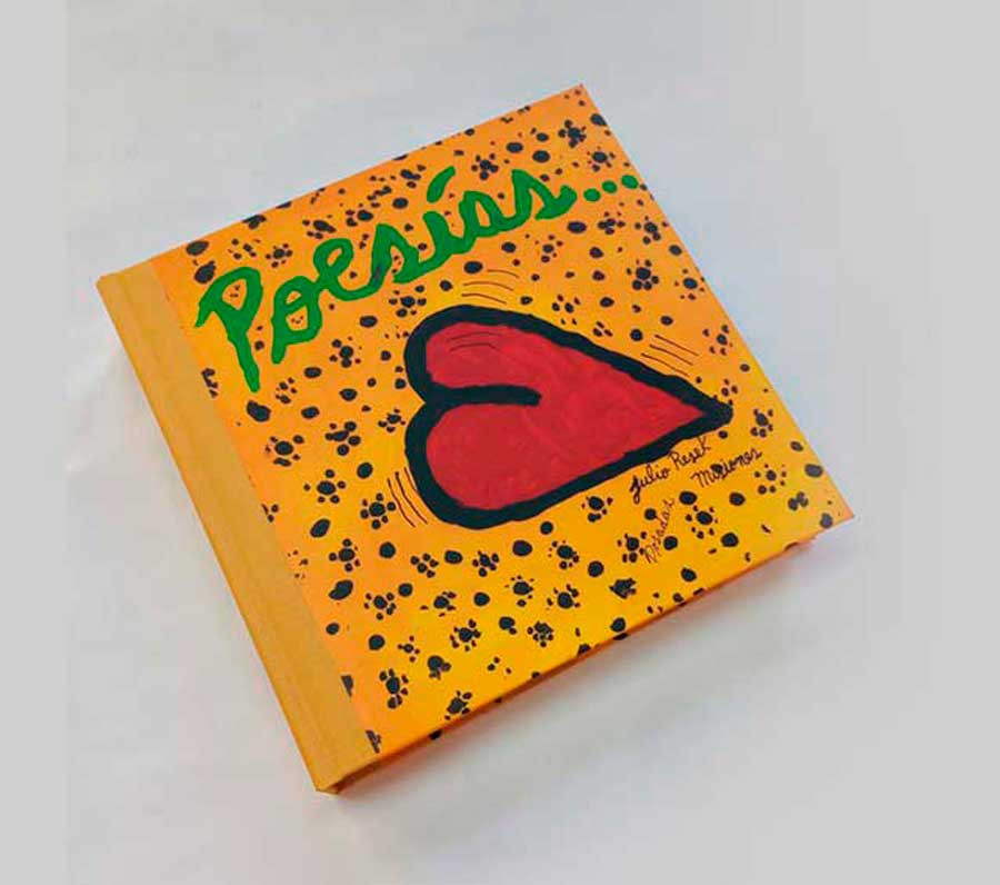 Tapa del libro Poesías de Julio Resek con fondo anaranjado y corazón rojo ilustrado