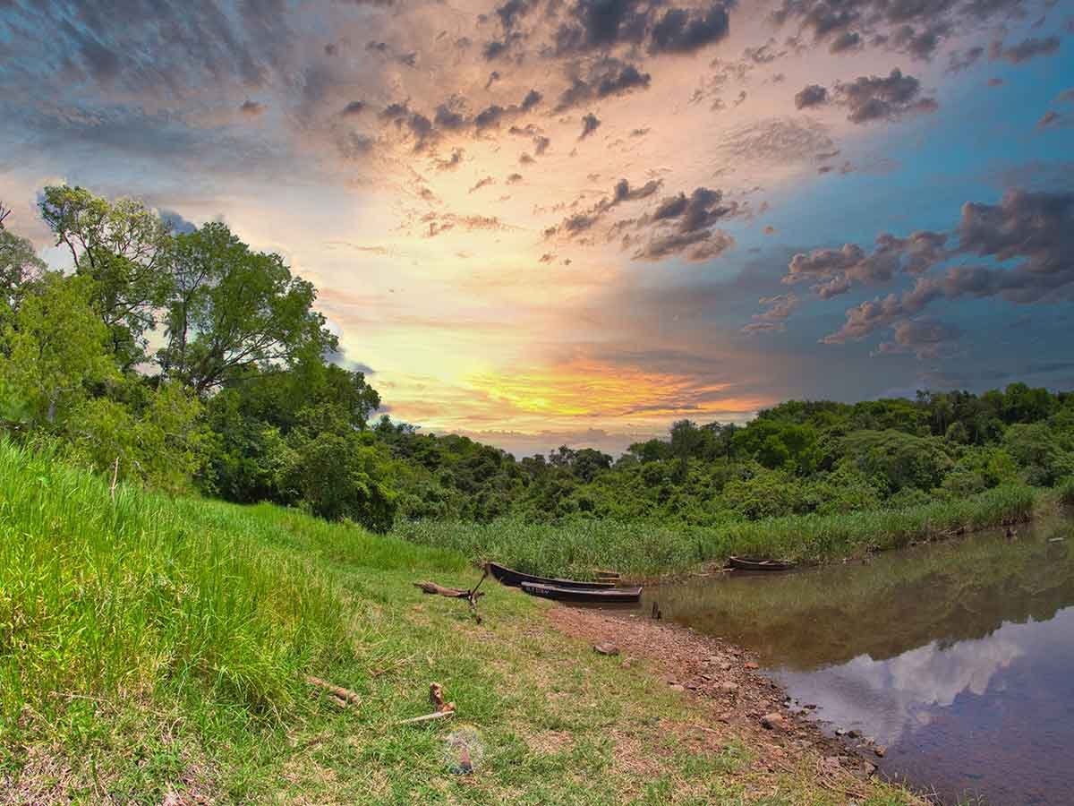 Atardecer sobre la costa del Paraná en Barrio Cerrado La Selva, Candelaria