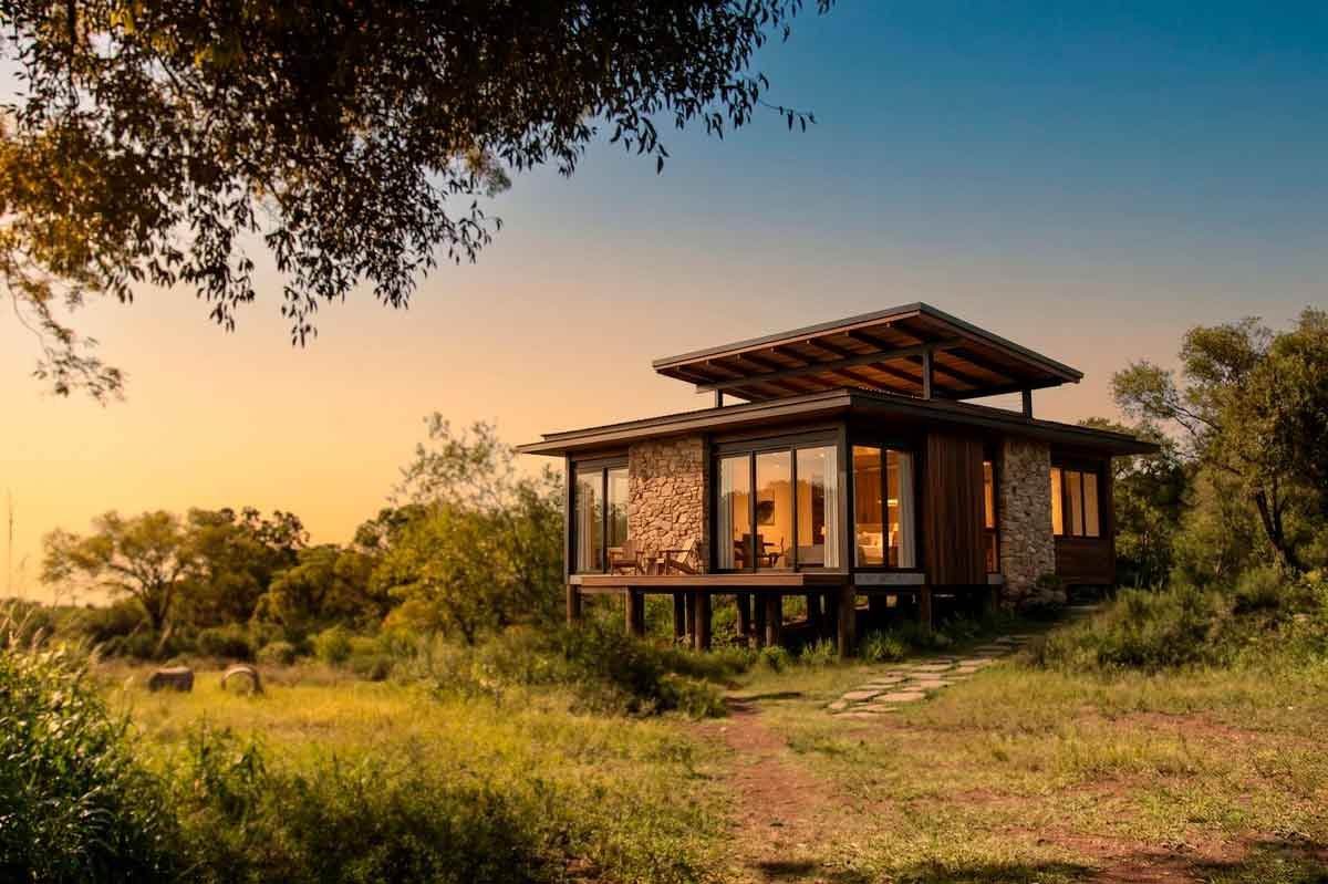 Proyección digital de una casa bioclimática en Barrio Cerrado La Selva, sobre un entorno real de Candelaria