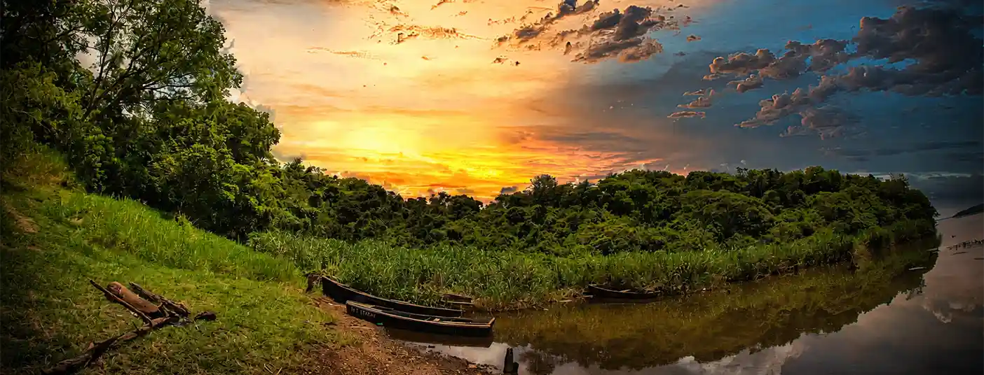 Atardecer sobre el río Paraná desde la costa del Barrio Cerrado La Selva en Candelaria, Misiones. Monte nativo preservado como parte del ecosistema del desarrollo bioclimático.