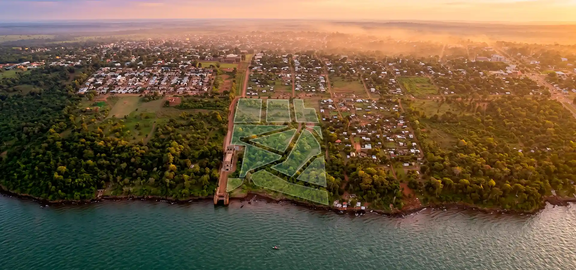 VIsta aérea del Barrio Cerrado La Selva de Constructora Resek en Candelaria, Misiones, sobre la costa del río Paraná y rodeado de selva nativa