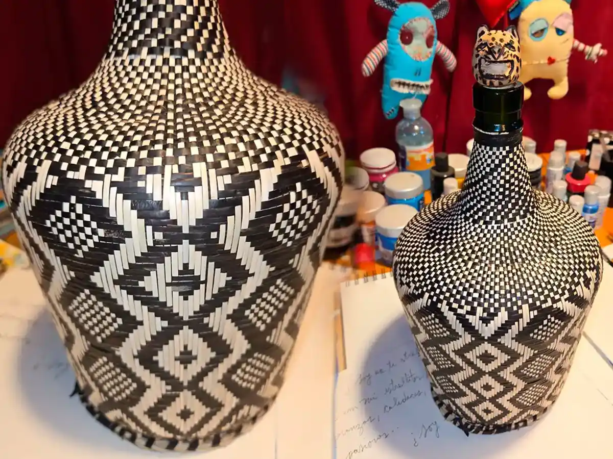  Dos piezas revestidas con cestería tradicional Mbya Guaraní tejida en blanco y negro con patrones geométricos en rombo, presentes de la comunidad Ivytu Porá del Cuña Pirú para el ingeniero Julio Resek de Constructora Resek, Posadas, Misiones