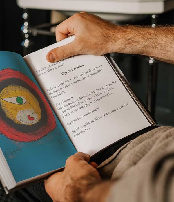 Persona leyendo el poema Ojo de huracán del libro Tus cielos de Julio Resek