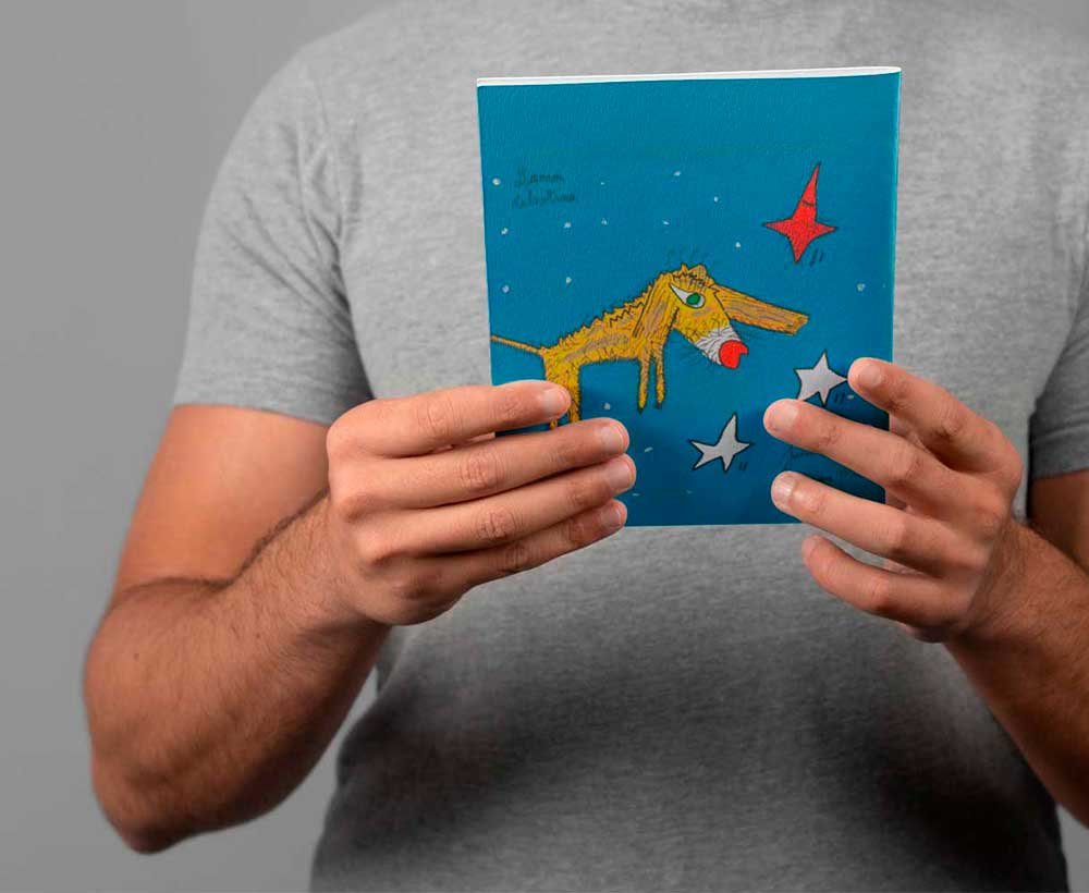 Contratapa ilustrada del libro Tus cielos de Julio Resek sostenida por una persona