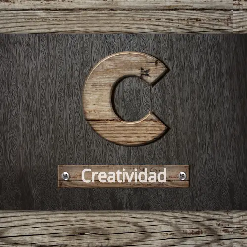 Letra C tallada en madera con el cartel Creatividad, ícono de Espacio Crea, Constructora Resek