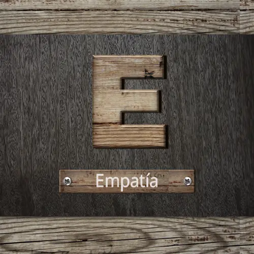 Letra E tallada en madera con el cartel Empatía, ícono de Espacio Crea, Constructora Resek