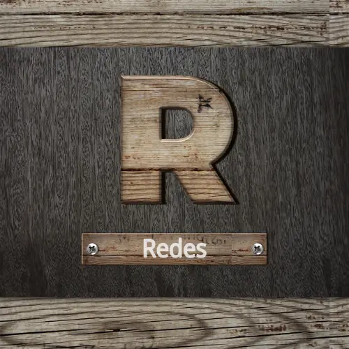 Letra R tallada en madera con el cartel Redes, ícono de Espacio Crea, Constructora Resek