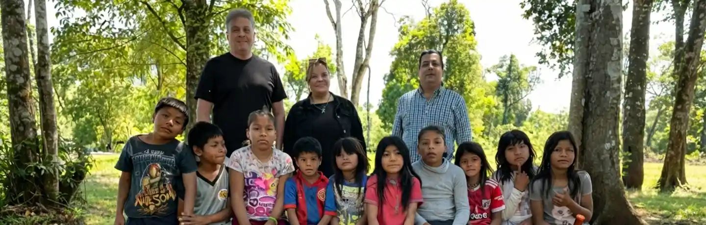 Julio Resek y la profesora Paola Leiria junto a niños de la comunidad Mbya Guaraní Ivytú Porá, en el Valle del Cuña Pirú, Aristóbulo del Valle, Misiones