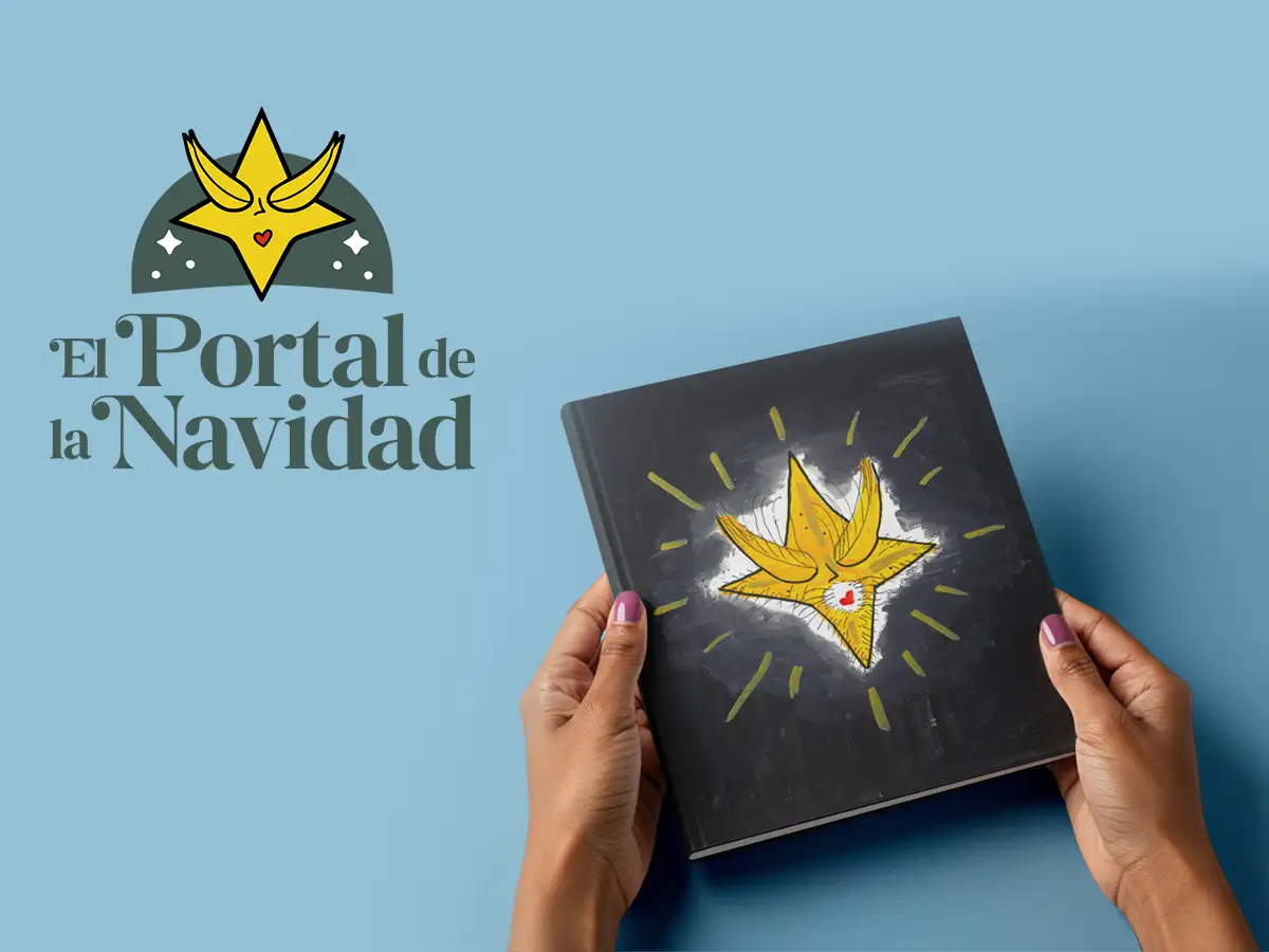 Logo de El Portal de la Navidad, con una estrella amarilla de alas verdes, junto a las manos que sostienen la tapa del libro "El Portal de la Navidad" de Julio REESEK, publicado en agosto de 2026, con la misma estrella que es protagonistra de la portada de la version impresa.